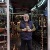 Un luogo presente qui dal 1980 e aperto dal 65enne Massimo Briamo, artigiano che crea e vende statue e oggettistica per i presepi